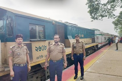 ইঞ্জিনে ত্রুটি, ৮শ’ যাত্রী নিয়ে ফেনীতে আটকা ট্রেন