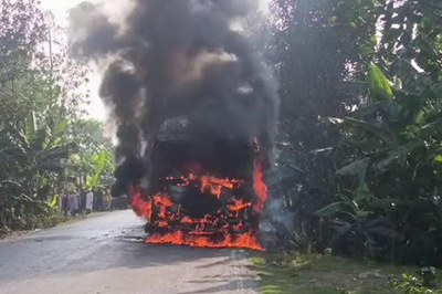 যশোরে চলন্ত বাসে আগুন, রক্ষা পেলেন ৪৫ যাত্রী