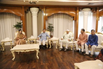 প্রধানমন্ত্রীর সঙ্গে ড. ইউনূসের ঈদ শুভেচ্ছা বিনিময়