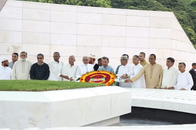 ঈদে বাবা-মায়ের কবর জিয়ারত করলেন প্রধানমন্ত্রী