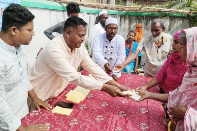 কুমারখালীতে অসহায় মানুষের মাঝে নগত অর্থ বিতরণ