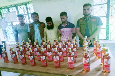 নেত্রকোণায় ডিবি পুলিশের অভিযানে মদসহ আটক ২