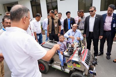 নিজের তৈরি স্মার্ট কারে প্রধানমন্ত্রীকে ঘুরালেন ওয়াকিমুল