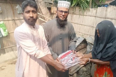 চাটমোহরে গরিব অসহায় দুস্থদের মাঝে শাড়ি বিতরণ