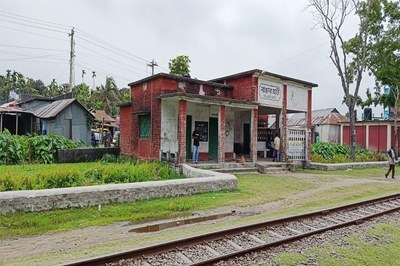 রাজারহাটে ২ রেলস্টেশনের জরাজীর্ণ ভবন