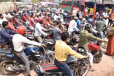 রাজশাহী নগরীতে ফিলিং স্টেশনে দীর্ঘ সারি ও ভোগান্তি