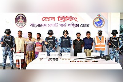 সুন্দরবনে কোস্টগার্ড অভিযানে অস্ত্রসহ বনদস্যু আটক ৫
