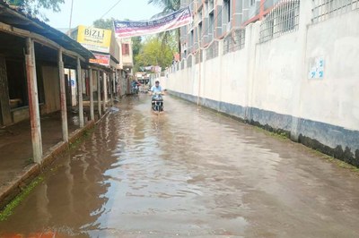 সামান্য বৃষ্টিতেই পানির নিচে সাঘাটা বাজারের রাস্তা