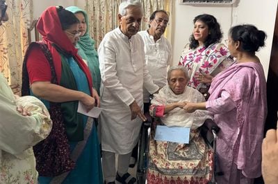 ধানমন্ডির বাসভবনে অসুস্থ শিল্পী শবনম মুশতারীর খোঁজখবর নেন সংস্কৃতি মন্ত্রী ও প্রতিমন্ত্রী। ছবি: ভিওডি বাংলা