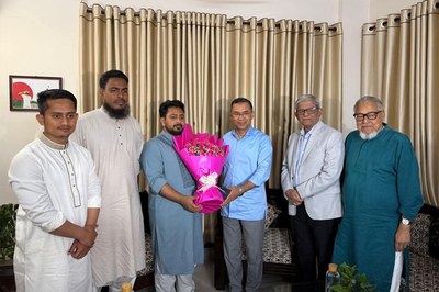 নাহিদ ইসলামের বাসায় ফুল নিয়ে তারেক রহমান