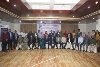 ব্রিটিশ কাউন্সিলের ‘সিনিয়র ফ্যাকাল্টি প্রফেশনাল ডেভেলপমেন্ট প্রোগ্রাম’-এর প্রশিক্ষক প্রশিক্ষণ কর্মসূচির অংশগ্রহণকারী ও অতিথিরা।