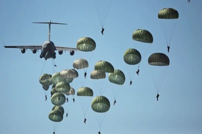 প্যারাস্যুট নিয়ে ইরানে নামবে ২ হাজার মার্কিন সেনা