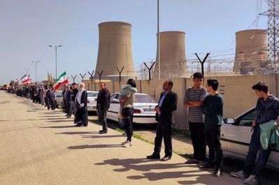 ট্রাম্পের হুমকির জবাবে সেতুতে ইরানিদের বিক্ষোভ