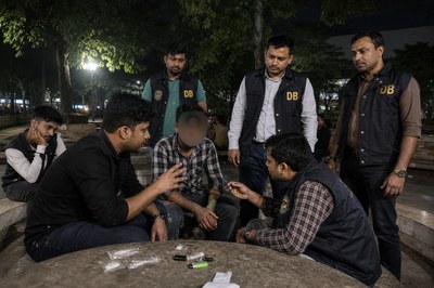 ‘মাদকসেবিদের’ আমেরিকার গল্প শোনাচ্ছে ডিবি