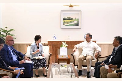 প্রধানমন্ত্রীর সঙ্গে এআইআইবি প্রতিনিধি দলের সাক্ষাৎ