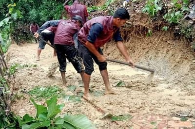 নাইক্ষ্যংছড়িতে পাহাড় ধসে বিচ্ছিন্ন জনপদের পাশে হিল ভিডিপি