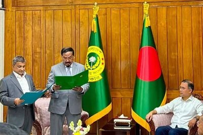 প্রধানমন্ত্রীর উপস্থিতিতে শপথ নিলেন সারোয়ার আলমগীর
