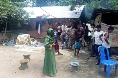 ফেসবুকে প্রবাসীর সঙ্গে প্রেম, হঠাৎ বাড়িতে হাজির প্রেমিকা