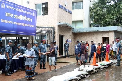 বন্যার্ত ও পানিবন্দি মানুষের পাশে নৌবাহিনী