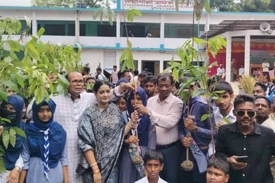 শিক্ষার্থীদের মাঝে গাছের চারা বিতরণ করলেন নিপুণ রায় চৌধুরী