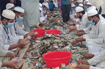 চলছে পাগলা মসজিদের টাকা গণনা