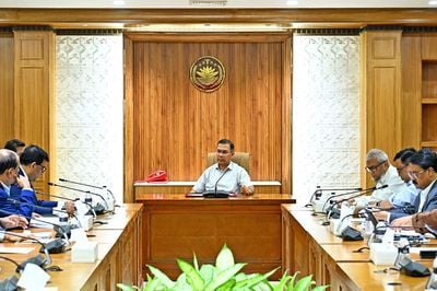 প্রধানমন্ত্রীর কার্যালয়ের চামেলী হলে অনুষ্ঠিত বৈঠক