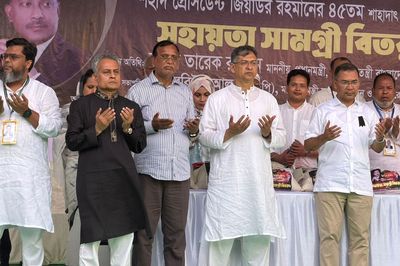 ধানমন্ডিতে প্রধানমন্ত্রীর উপস্থিতিতে সহায়তা সামগ্রী বিতরণ