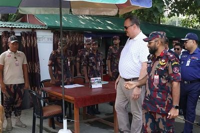 প্রাচীন গৌড়ের ঐতিহ্যে মুগ্ধ মার্কিন রাষ্ট্রদূত, ঘুরে দেখলেন সোনামসজিদ