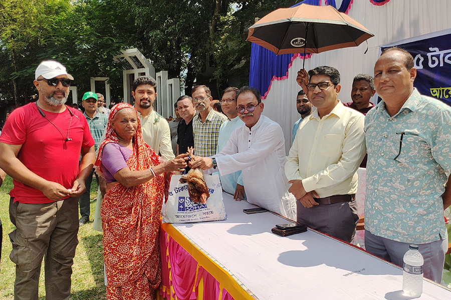 ঠাকুরগাঁওয়ে দুর্গাপূজা উপলক্ষে ৫ টাকায় বাজার পেল ৩'শতাধিক মানুষ