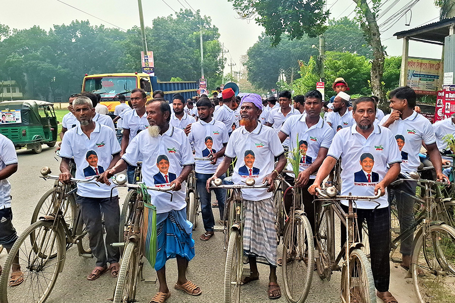 টাঙ্গাইলে নির্বাচনী প্রচারণায় চরবাসীর বাইসাইকেল শোভাযাত্রা