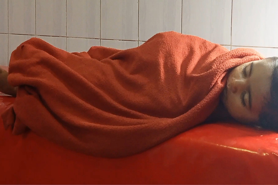 ঘুমন্ত শিশুর বুকে ছুরি চালিয়ে আত্মগোপনে বাবা