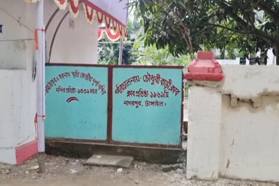 টাঙ্গাইলে একই আঙিনায় মসজিদ ও মন্দিরে রিবামহীন ধর্মচর্চা