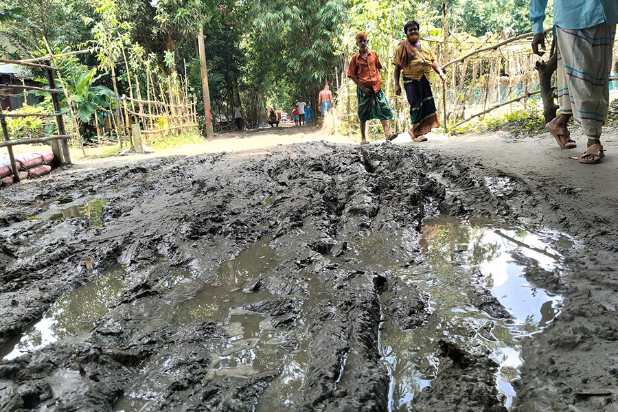 সড়ক পাকা না হওয়ায় দুর্ভোগে লক্ষাধিক মানুষ