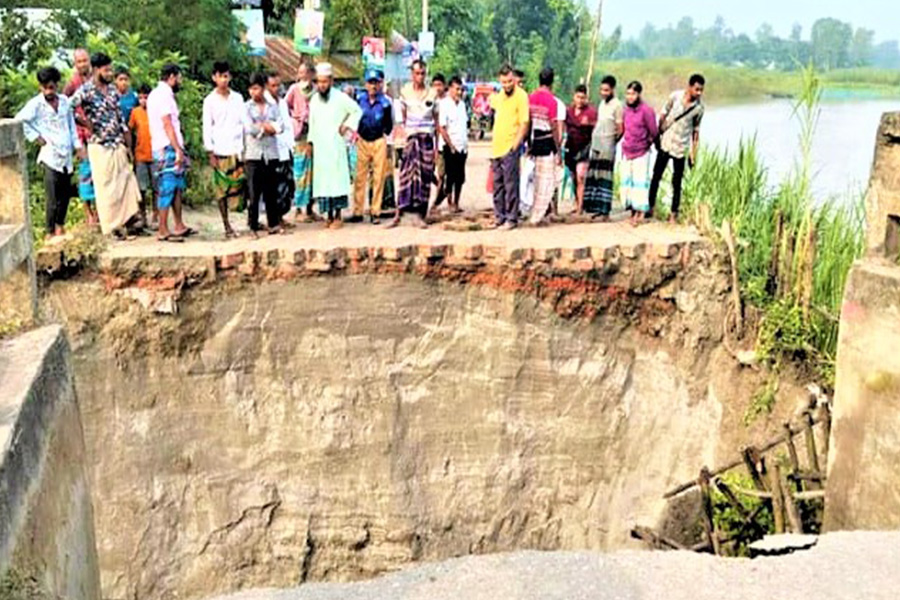 টাঙ্গাইলে ব্রিজের অ্যাপ্রোচ ধ্বসে যোগাযোগ বিচ্ছিন্ন