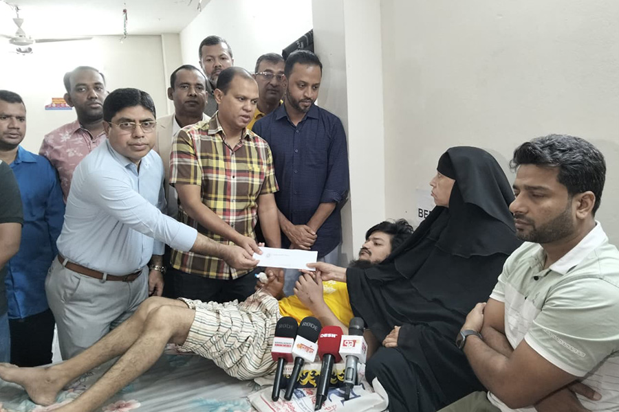 ক্যান্সার আক্রান্ত মা ও তার পঙ্গু ছেলের পাশে দাঁড়ালেন তারেক রহমান