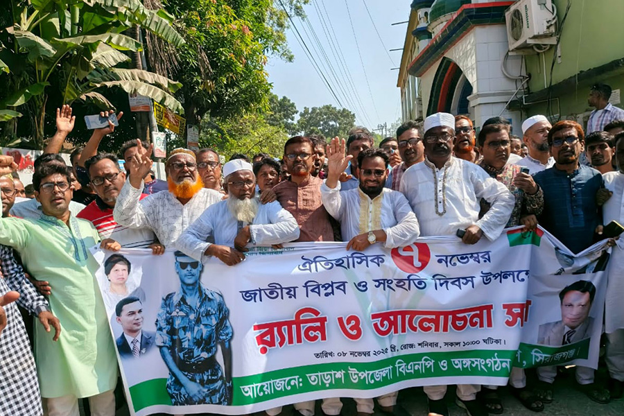 তাড়াশে জাতীয় বিপ্লব ও সংহতি দিবস উপলক্ষে বর্ণাঢ্য র্যালি