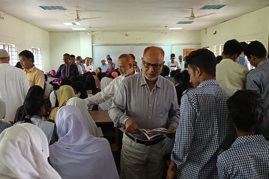 তাড়াশে শিক্ষার্থীদের মাঝে বিএনপি নেতার ৩১ দফার লিফলেট বিতরণ