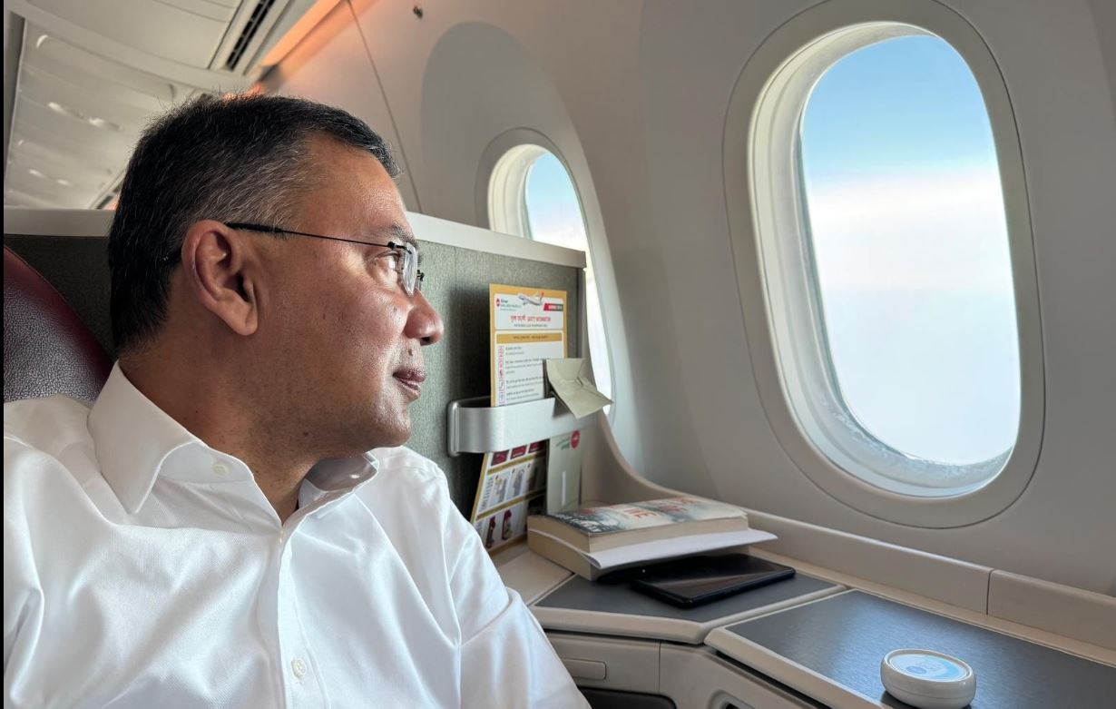 দেশের আকাশে তারেক রহমানকে বহনকারী বিমান