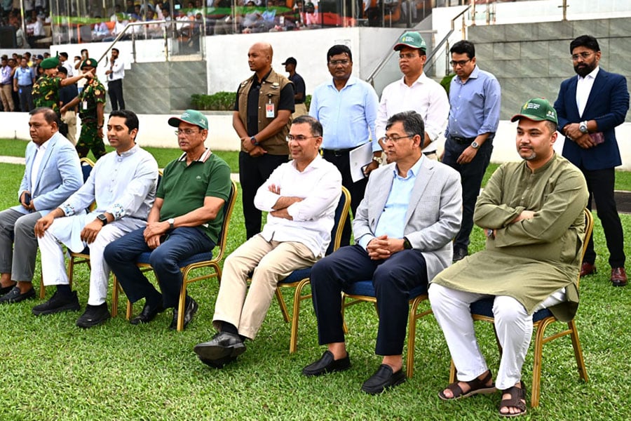 ভিআইপি গ্যালারি ছেড়ে হঠাৎ মাঠের পাশে প্রধানমন্ত্রী