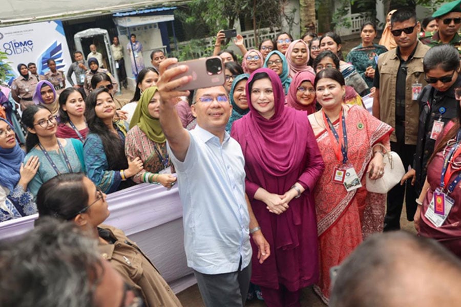 স্মৃতিবিজড়িত হোস্টেলে ডা. জুবাইদা, প্রধানমন্ত্রীর সঙ্গে সেলফি