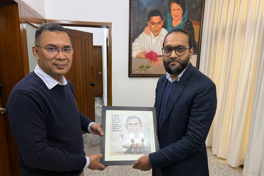 তারেক রহমানকে ‘আই হ্যাভ অ্যা প্ল্যান’ শীর্ষক কার্টুন হস্তান্তর
