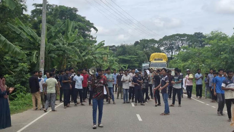 ১ দফা দাবিতে বরিশাল ইঞ্জিনিয়ারিং কলেজ শিক্ষার্থীদের মহাসড়ক অবরোধ