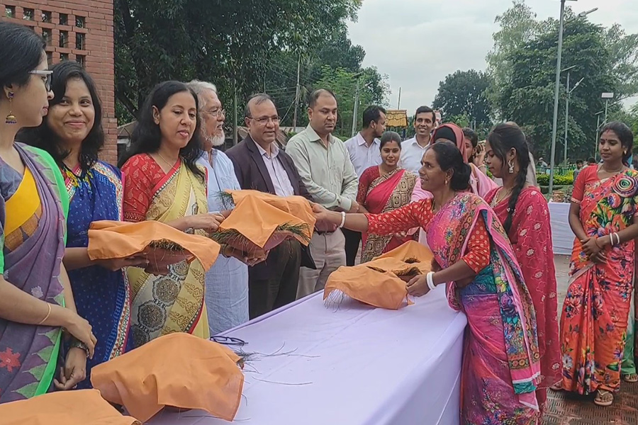 ঠাকুরগাঁওয়ে মৃৎশিল্প প্রদর্শনী ও শীতের আগমনী পিঠা মেলা