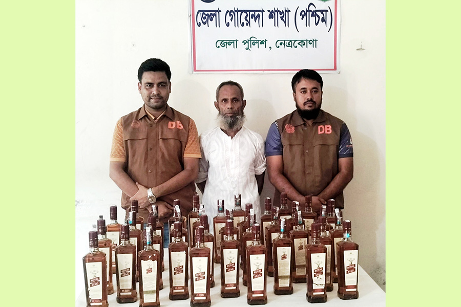 নেত্রকোণায় ৩৬ বোতল ভারতীয় মদসহ ব্যবসায়ী আটক