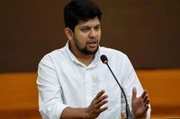 লীগ প্রশ্নে যা চলছে, তা দুই বড় দলের ইনসিকিউরিটি: মাহফুজ আলম
