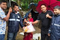 প্রধানমন্ত্রীর নির্দেশনায় লামায় বন্যার্তদের পাশে ছাত্রদল
