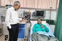 রাষ্ট্রদূত আনসারীকে দেখতে সিএমএইচে ডা. রফিকূল