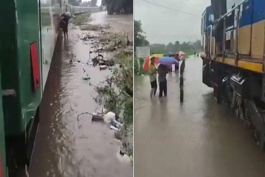 মাঝপথে আটকা পর্যটক এক্সপ্রেস, ঢাকা-কক্সবাজার রেল যোগাযোগ বন্ধ