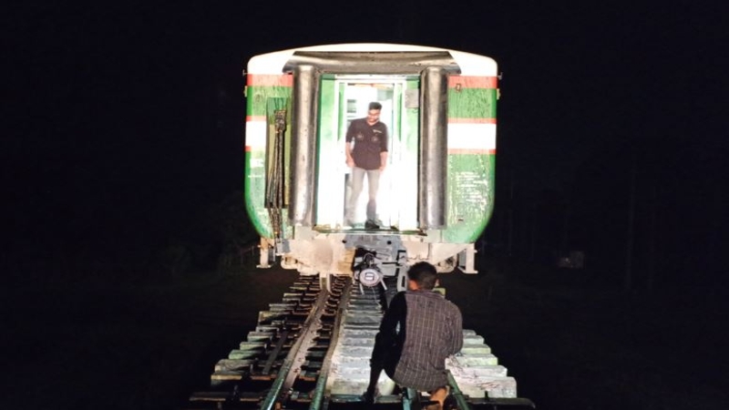ব্রিজের ওপর যাত্রীসহ বগি ফেলে ছুটে যায় ট্রেনের ইঞ্জিন