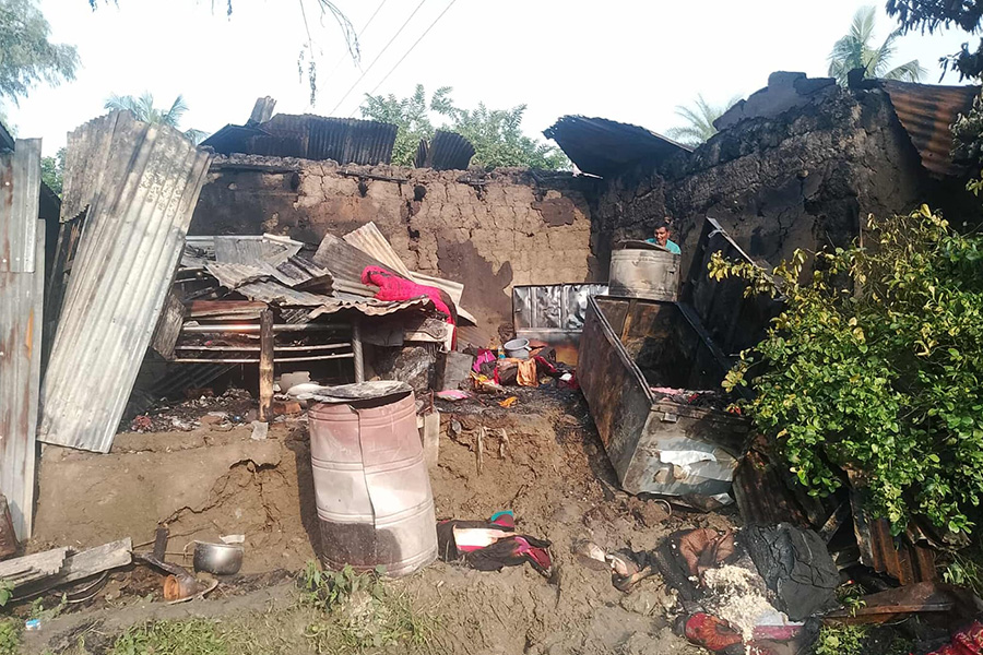 তাড়াশে বৈদ্যুতিক শর্ট সার্কিট হয়ে কৃষকের ৫ টি বসত ঘর পুড়ে ছাই